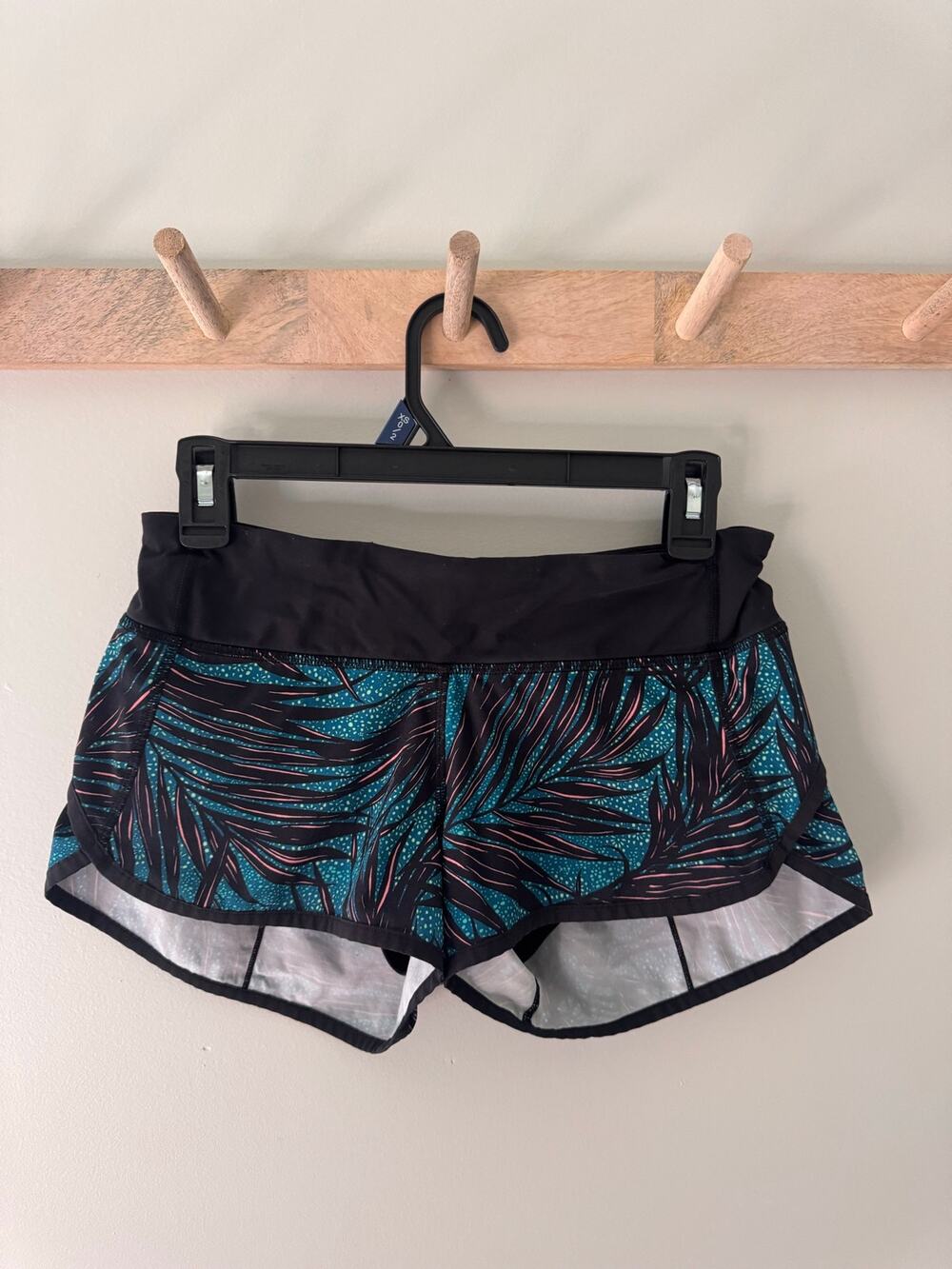 Lululemon Speed Up Short Size 4 Palm Lace Tofino Teal Multi/black 2.5"
